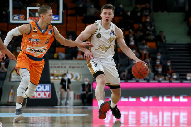 场上判罚引 场上判罚引